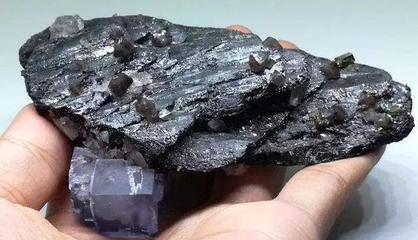 中國掌握關(guān)鍵金屬礦石底牌，稀土之后又一戰(zhàn)略資源引全球矚目